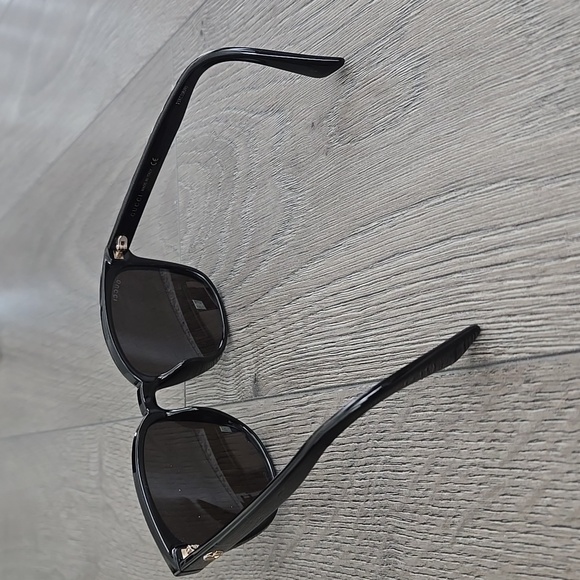 Gucci Black Sunglasses with Case - Picture 4 of 8